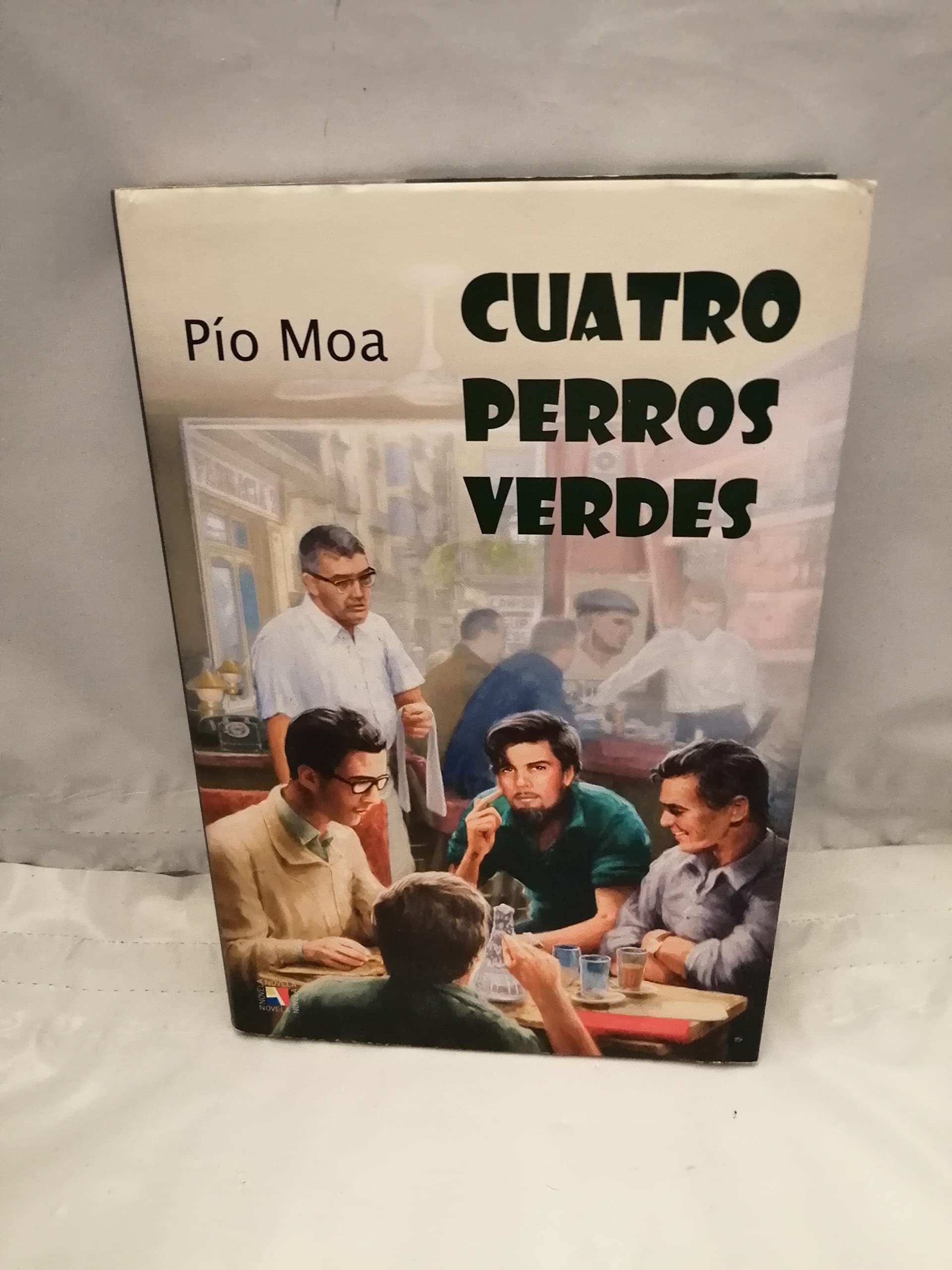 Libro: Cuatro perros verdes